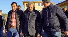 ÖNTÜRK ARSUZ’DA KÖY EVLERİNİ İNCELEDİ “KİMSEYİ AÇTA AÇIKTA BIRAKMAYACAĞIZ”