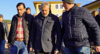 ÖNTÜRK ARSUZ’DA KÖY EVLERİNİ İNCELEDİ “KİMSEYİ AÇTA AÇIKTA BIRAKMAYACAĞIZ”