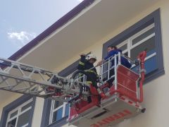 DEPREMZEDE ÖĞRENCİLERDEN GERÇEĞİNİ ARATMAYACAK TATBİKAT