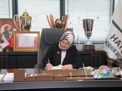 BAKAN YARDIMCISI YENİGÜN’DEN BAŞKAN ÖNTÜRK’E HAYIRLI OLSUN ZİYARETİ     ÖNTÜRK “KAZANMAKTAN DAHA ÖNEMLİ OLAN, LAYIKIYLA HİZMET ETMEK”
