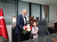 BAŞKAN ÖNTÜRK KOLTUĞU KÜÇÜK ŞÜKRÜ EYMEN’E DEVRETTİ     HBB BAŞKANI KAHAN’DAN ÇOCUKLARA MÜJDELİ HABER