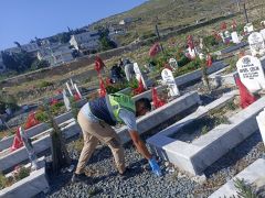 HBB, BAYRAM ÖNCESİ MEZARLIKLARDA ÇALIŞMALARINI HIZLANDIRDI HATAY BÜYÜKŞEHİR’DEN MEZARLIK MESAİSİ