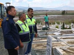 HBB, SEL SONRASI NARLICA MEZARLIĞI İÇİN YENİLEME ÇALIŞMALARI BAŞLATTI ZARAR GÖREN MEZAR TAŞLARI İÇİN TEKNİK EKİP GÖREVLENDİRİLDİ