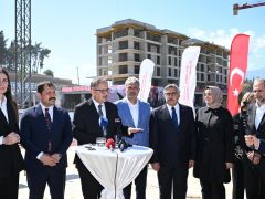 BAKAN ÖZHASEKİ: EVLER YÜKSELMEYE BAŞLADI  HBB BAŞKANI ÖNTÜRK, BAKAN ÖZHASEKİ VE BERABERİNDEKİ HEYETİ AĞIRLADI  ÖNTÜRK: TÜM BAKANLARIMIZLA TAM KOORDİNELİ ÇALIŞARAK İLİMİZİ YENİDEN AYAĞA KALDIRIYORUZ