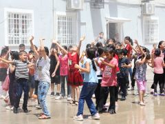 SICAKTAN BUNALAN ÇOCUKLAR İTFAİYE İLE SERİNLEDİ