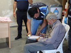 DİLENCİNİN ÜZERİNDEN 19 BİN 765 LİRA ÇIKTI