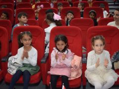 HBB TİYATROSU, MİNİK ÖĞRENCİLERİN YÜZÜNÜ GÜLDÜRDÜ