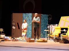 BAŞKAN YAPAR, HATAY BÜYÜKŞEHİR BELEDİYESİ KATKILARIYLA SAHNELENEN TİYATRO OYUNUNU İZLEDİ