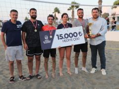 ZAFER COŞKUSU SAHİLDE SPORLA TAÇLANDI