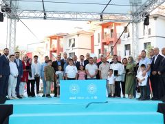 BAŞKAN YAPAR, DİKMECE TOKİ KONUTLARI ANAHTAR TESLİM TÖRENİ’NE KATILDI