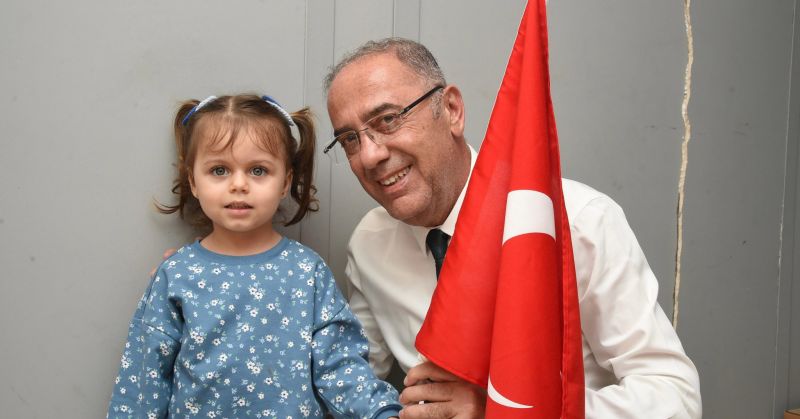 BAŞKAN YAPAR, CUMHURİYET COŞKUSUNU ESNAFLA PAYLAŞTI