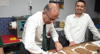 BAŞKAN YAPAR, CUMHURİYET COŞKUSUNU ESNAFLA PAYLAŞTI