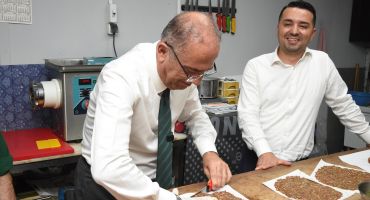 BAŞKAN YAPAR, CUMHURİYET COŞKUSUNU ESNAFLA PAYLAŞTI