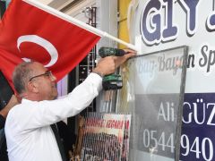 BAŞKAN YAPAR, CUMHURİYET COŞKUSUNU ESNAFLA PAYLAŞTI