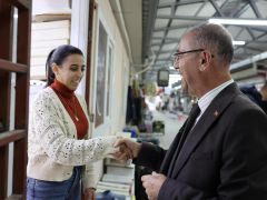 BAŞKAN YAPAR, AYAKKABICILAR ÇARŞISI’NDA ESNAFLA BULUŞTU  CUMHURBAŞKANI ERDOĞAN’IN HATAY’A GERÇEKLEŞTİRECEĞİ ZİYARETE DAVET ETTİ