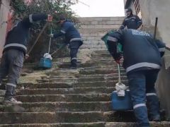 Antakya Belediyesi Temizlik İşleri Müdürlüğü ekipleri, Antakya’nın 95 mahallesinde kapsamlı temizlik çalışmalarını sürdürüyor.