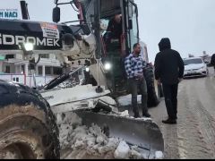 Başkan Yapar, Kar Yağışının Ardından Yol Açma Çalışmalarını Sahada İnceledi