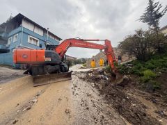 ANTAKYA BELEDİYESİ EKİPLERİ TEYAKKUZDA  SEL VE TAŞKIN YAŞANAN NOKTALARDAKİ SAHA ÇALIŞMALARI YERİNDE İNCELENDİ