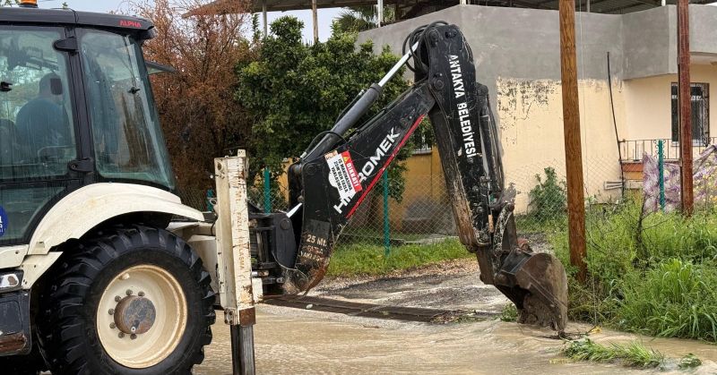 ANTAKYA BELEDİYESİ EKİPLERİ TEYAKKUZDA SEL VE TAŞKIN YAŞANAN NOKTALARDAKİ SAHA ÇALIŞMALARI YERİNDE İNCELENDİ
