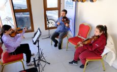 ANTAKYA BELEDİYESİNDE ÜCRETSİZ KEMAN KURSU DEVAM EDİYOR