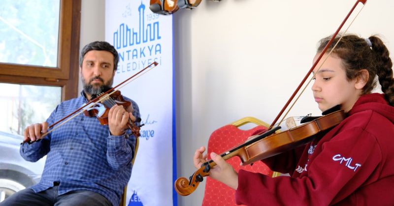 ANTAKYA BELEDİYESİNDE ÜCRETSİZ KEMAN KURSU DEVAM EDİYOR