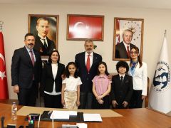 3 MİNİK BAŞKAN HBB BAŞKANLIK KOLTUĞUNA OTURDU