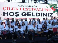 BAŞKAN ÖNTÜRK, YAYLADAĞI ÇİLEK FESTİVALİ’NDE ÜRETİCİLERLE BULUŞTU