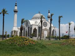 İSKENDERUN SAHİLİ RENKLİ ÇİÇEKLERLE SÜSLENDİ