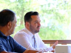 SİYASETİN YENİ ADRESİ: SAHA, SOFRA VE SORUMLULUK  Mustafa Boyacıoğlu’nun Antakya’daki saha siyaseti…