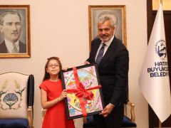 MİNİK RESSAM ASYA’NIN SÜPER KAHRAMANI: BAŞKAN ÖNTÜRK