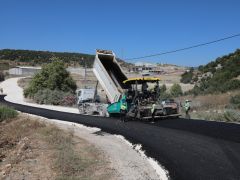HBB, YAYLADAĞI DUSDURU BAĞLANTI YOLUNDA BETON ASFALT ÇALIŞMASINI SÜRDÜRÜYOR