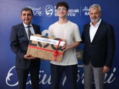 HATAY’IN BAŞARILI GENÇLERİ ÖDÜLLERİNİ BAŞKAN ÖNTÜRK’TEN ALDI