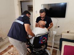 HBB’DEN REYHANLI’DA ENGELLİ VATANDAŞA AKÜLÜ TEKERLEKLİ SANDALYE DESTEĞİ