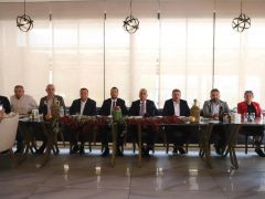 ALTINÖZÜ BELEDİYE BAŞKANI RIFAT SARI, İLÇENİN DEĞERLERİNİ GELECEĞE TAŞIYACAK ÇALIŞMALARI ANLATTI