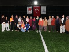 KADINLAR CUMHURİYET COŞKUSUNU HALI SAHADA YAŞADI